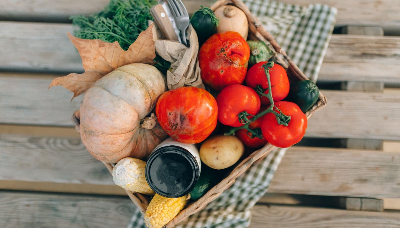 Ingredienti freschi pronti per essere trasformati in una ricetta
